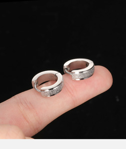 Aros Huggie de 4 mm |   Pendientes de Acero Inoxidable con Baño de Oro PVD para Hombre y Mujer |   Opciones perforadas y con clip |   Impermeable e Hipoalergénico - Product Image 3