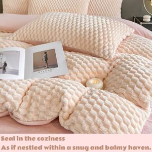 Ensemble <span class=keywords><strong>de</strong></span> literie trois pièces en polaire corail élégant et exquis 2024 avec une douceur et un confort suprêmes pour la décoration <span class=keywords><strong>de</strong></span> la maison - Product Image 2