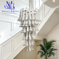 Lustre médiéval français, en verre soufflé à la main, à pétales superposés décalés, dégradé blanc clair, avec kit de chaînes, pour escaliers de villa duplex