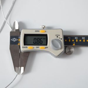 थोक 0.8 मिमी पतली सोने धातु लोचदार कॉर्ड 100% पॉलिएस्टर पर्यावरण के अनुकूल उच्च टेनासिटी 100 मीटर लंबाई उपहार बॉक्स बैग परिधान के लिए - Product Image 2