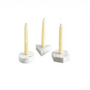 Ensemble de 3 bougeoirs en marbre de qualité supérieure, couleur blanc, différentes tailles et formes, en vrac - Product Image 1