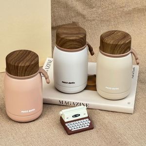 Bouteille isotherme compacte et portable en acier inoxydable avec couvercle imitation bois, idéale pour l'extérieur - Product Image 2