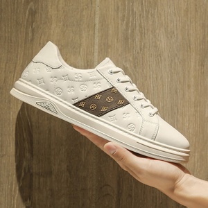 Chaussures de sport en cuir personnalisées pour hommes et femmes, antidérapantes, respirantes, légères, de luxe, avec personnalisation sur mesure. - Product Image 3