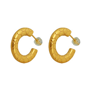 Pendientes de aro de moda con textura geométrica dorada en forma de C para mujer - Product Image 5
