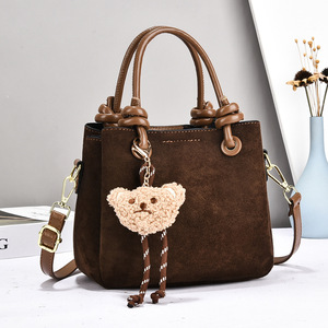 Bolso de mano para mujer, color marrón liso, con dije de oso, cierre de cremallera, asa superior, bandolera, para uso diario, viajes, moda, regalo - Product Image 3