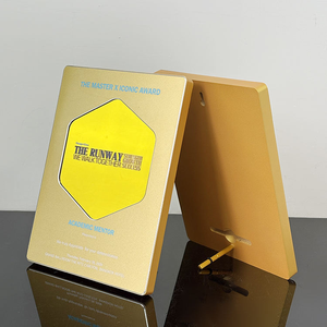 Plaque en métal doré, plaque de certificat en bois, trophées et récompenses avec éléments en aluminium aéronautique bleu, rouge, vert, violet et or - Product Image 2