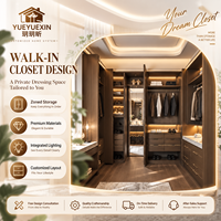 Dressing sur mesure en bois de noyer foncé avec miroir central et étagères éclairées par LED pour vestiaires de villas de luxe