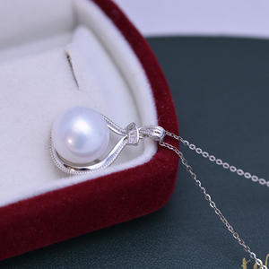 Collier pendentif lapin à longues oreilles en or S925 avec perle ronde blanche d'eau douce de 11-12 mm, forte brillance avec de légers défauts - Product Image 3