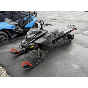 Ski-Doo Summit X 2021 con Paquete Expert 850 ERAVE 165 PowderMax 3.0 H_ALT, Pantalla Digital Cálida, Moto de Nieve para Invierno - Product Image 1