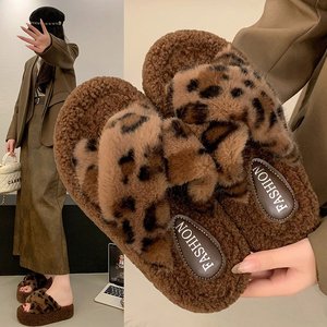 Nouvelles pantoufles en fourrure à semelle épaisse pour femmes, tendance automne-hiver, antidérapantes, imprimées léopard, en coton peluche. - Product Image 2