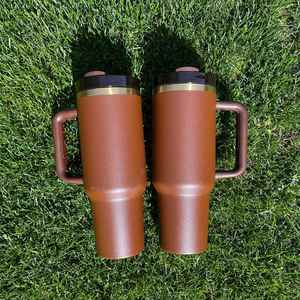 Lot de 20 gobelets H2.0 de 30 oz à logo personnalisé, grande capacité, revêtement poudré, couleur chocolat noir avec fond doré, avec couvercle et paille - Product Image 2