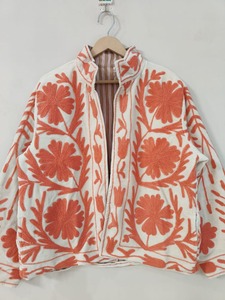 Veste Suzani brodée à la main en velours avec broderie multicolore complexe avec motifs floraux traditionnels ouzbeks à vendre - Product Image 4