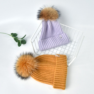 Chapeaux d'hiver en laine pour femmes avec <span class=keywords><strong>pompon</strong></span> en fourrure véritable Chapeau chaud à rayures personnalisées Chapeau de ski simple à manchette large - Product Image 4