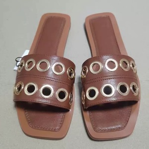 Sandales plates pour femme à bout carré avec rivets métalliques, chaussures décontractées d'extérieur de qualité à enfiler - Product Image 3