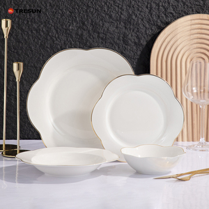 Fabricant, vente en gros, nouvelle conception, bols et assiettes élégants en forme de fleur, ensembles de vaisselle en céramique blanche embossée, allant au micro-ondes et au lave-vaisselle - Product Image 1