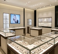 Design d'intérieur élégant et moderne pour boutique de montres de luxe, solution complète d'affichage en bois bicolore pour vitrine de bijouterie de centre commercial avec éclairage LED