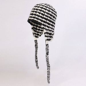 Nuevo Gorro de Punto Moderno para Mujer, Otoño Invierno, Cálido, Informal, Diseño a Rayas Blancas y Negras, con Protección para las Orejas - Product Image 1