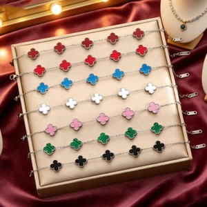 Bracciale in acciaio inossidabile con quadrifoglio, design a cinque fiori su entrambi i lati, resistente allo sbiadimento, alla moda e dall'aspetto di alta gamma. - Product Image 1