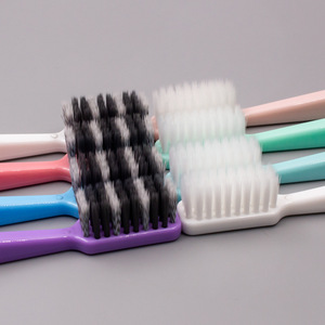 Cepillo de dientes de dos tonos con mango, cerdas suaves de nailon para adultos, uso doméstico, 13.63g - Product Image 2
