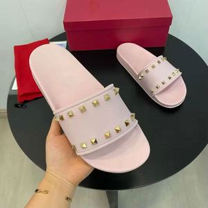 Vente directe d'usine de pantoufles pour hommes et femmes de haute qualité, vente en gros de pantoufles décontractées de créateur de qualité supérieure pour hommes - Product Image 3