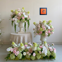 Arrangement de fleurs artificielles dans un grand vase urne blanc, centre de table floral, roses blanches, hortensias, anthuriums, décoration de mariage et de maison