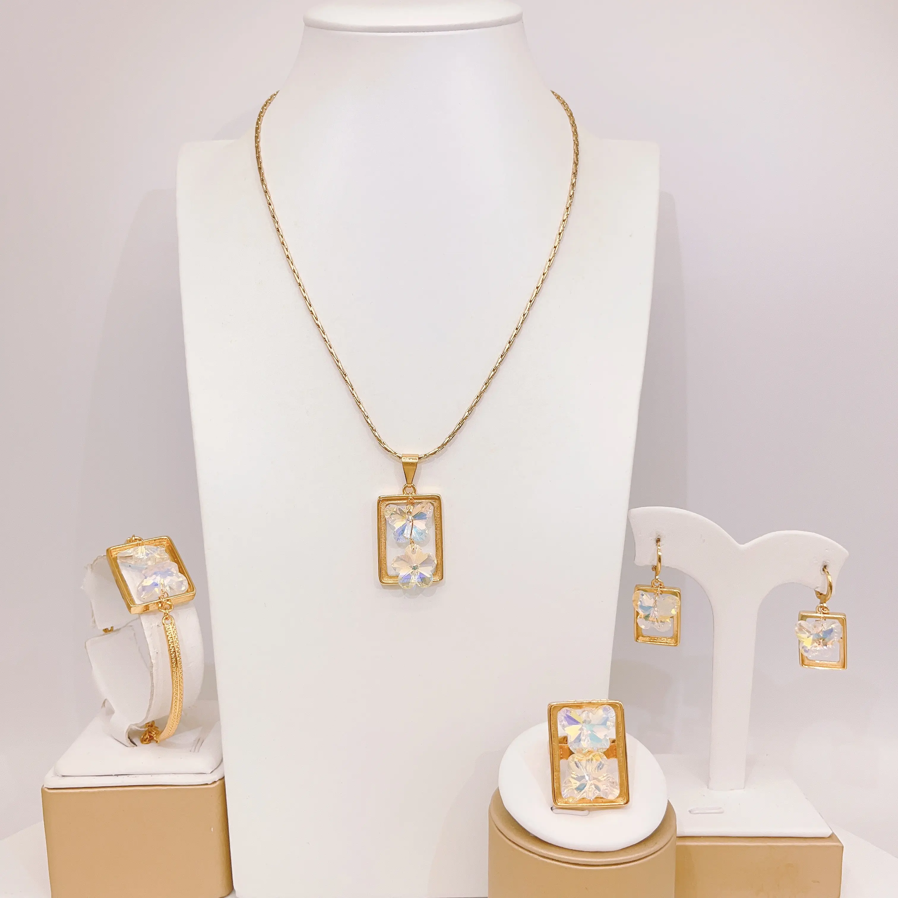 2024 Nieuwe Collectie Dubai Bloem Vergulde Vier Sieraden Sets Vrouwen Ketting Armband Oorbellen Ringen Juwelen Elegante Dagelijkse Kleding
