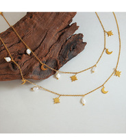 Collier ras du cou tendance en acier inoxydable 316L plaqué or PVD 18 carats avec pendentif étoile et lune en perle d'eau douce et chaîne fine