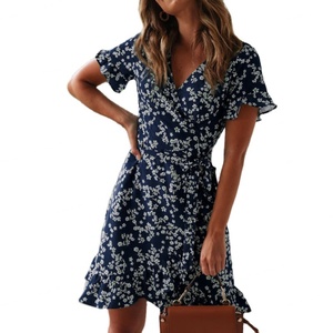 Vestido de tirantes sexy personalizado al por mayor para mujer, vestido corto informal con cuello en V y manga corta, vestido mini con estampado floral para la playa - Product Image 1