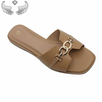 Sandales plates d'été pour femmes, style rivet, à la mode, en métal, prêtes à être expédiées, en gros, pantoufles de plage, claquettes pour femmes