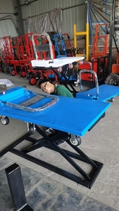 맞춤형 전기 가위 리프팅 플랫폼 트롤리 4 륜 워크샵 배터리 트롤리 철 소재 유압 리프트 OEM - Product Image 6