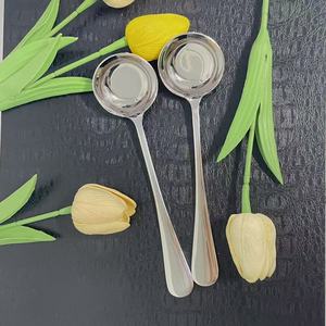 Cuchara de acero inoxidable 316L con base plana, cabeza redonda y acabado espejo para uso doméstico, hotelero y de catering. - Product Image 2