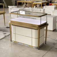 Elegante Gebogene Eck-Schmuckvitrine Luxuriöse Glasvitrine Dreifarbige LED-Beleuchtung Aufbewahrungsschrank für Einkaufszentren