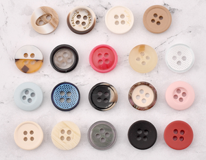 May Hiện Có Người Đàn Ông Ưa Thích Của Tùy Chỉnh Khắc Logo Polo Áo Sơ Mi Nhựa Polyester Nhựa Nút Cho Quần Áo Trẻ Em - Product Image 2