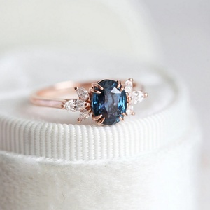 Anillo Delicado y Fantástico para Mujer, Chapado en Oro Rosa S925, con Zafiro Azul Ovalado y Diamantes CZ, Anillo de Compromiso o Nupcial Genuino - Product Image 4