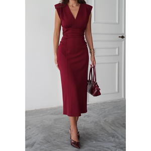 Robe de cocktail bordeaux à col en V avec détails froncés sur les côtés - Product Image 5