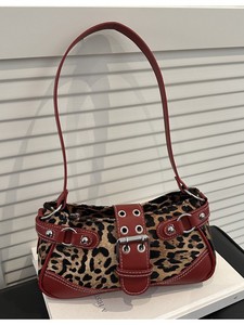 Bolso de hombro elegante con hebilla de cuero retro y estampado de leopardo, para la temporada otoño-invierno 2026, con remaches a la moda - Product Image 5