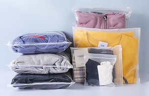 Bolsa de Plástico HDPE Personalizada de Alta Calidad con Cierre, para Empacar Camisetas, con Logotipos Impresos en Serigrafía, Asa de Parche, para Supermercado - Product Image 3