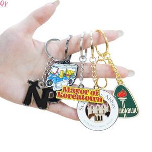 Llaveros de metal esmaltado personalizados en forma irregular con diseño de dibujos animados, regalo y recuerdo de - Product Image 1