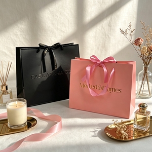 Sacs shopping en papier personnalisés avec impression dorée à chaud, ruban satiné, sacs en papier de luxe pour mariage et anniversaire - Product Image 1