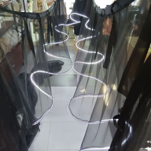 Voilage de plafond en mousseline de soie en forme de S JIN PENG avec bande lumineuse LED pour la décoration de mariages et d'événements - Product Image 5