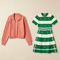 Ensemble de tricots pour femmes OEM, cardigan rouge avec chaînes dorées, robe courte à deux tons vert et blanc au-dessus du genou pour femmes