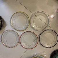 Placas de cargador con cuentas de oro de plástico amarillo redondo clásico de lujo de 13 pulgadas Característica sostenible Eventos de boda