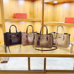 Sac à main pour femmes tendance modèle 2025. Conçu avec des motifs géométriques. Convient à un usage quotidien.736 - Product Image 1