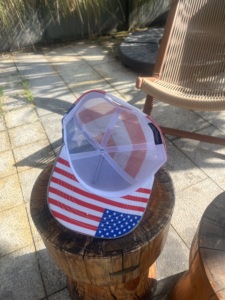 Casquette de baseball trucker à visière plate imprimé drapeau américain gris chiné 5 panneaux avec fermeture snapback, casquette patriotique à dos en maille style hip-hop pour hommes et femmes - Product Image 4