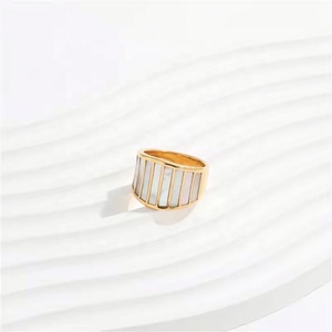 เครื่องประดับสั่งทำระดับไฮเอนด์ แหวนวงใหญ่เคลือบทอง 18K PVD ดีไซน์เปลือกหอย วัสดุสแตนเลสสำหรับผู้หญิง ไม่หมองคล้ำ - Product Image 4