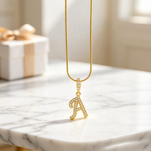 Ciondolo con Iniziale A-Z in Ottone Placcato <span class=keywords><strong>Oro</strong></span> 18K 2026, con Micro Pavé di Zirconi, Charm Alfabetico Corsivo da Donna, Regalo Personalizzato, Catena Snake - Product Image 1
