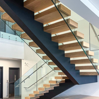 Escalier élégant à poutres blanches thermolaquées pour une décoration intérieure minimaliste