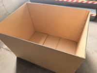 Umweltfreundliche Recycelbare Kraft-Schwerlast-Quadratische Wellpappschachtel mit Glanzlaminierung und Kundenspezifischem Geprägtem Logo Versandkarton