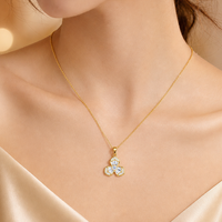 Kalung Liontin Cantik 2027 Motif Bunga Clover Hadiah Natal untuk Wanita Rantai Zirkon Mungil Set Perhiasan Natal Kalung untuk Wanita