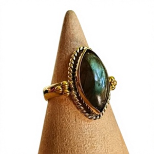 Anillo de Labradorita Chapado en Oro con Engaste Marquise, Estilo Bohemio, Anillo Unisex con Piedra Preciosa para Uso Diario - Product Image 1